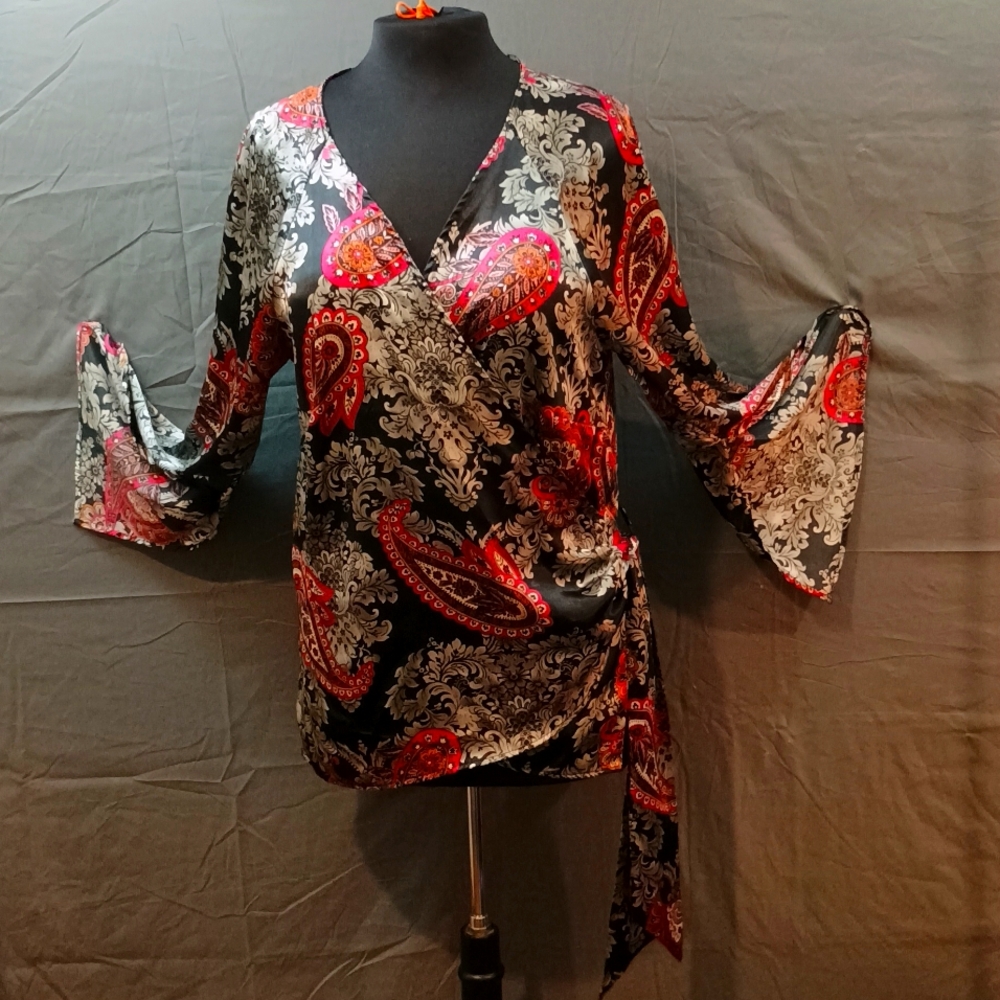 Like new only been worn one time Chinese  geisha Print. Silk shirt